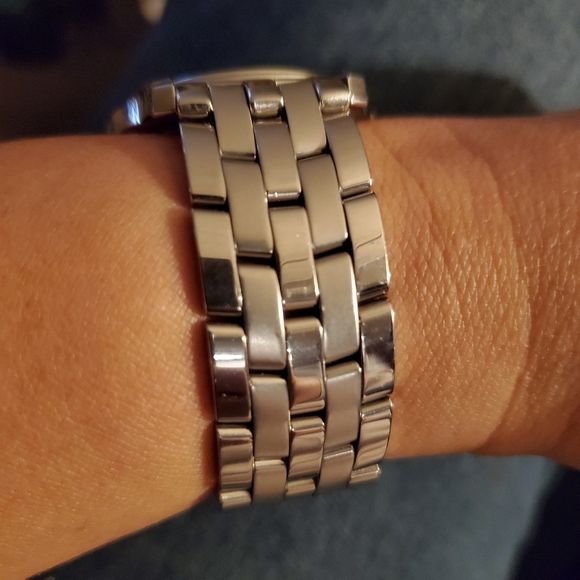 Authentic GUCCI STAINLESS STEEL LADIRS WATCH - Picture 4 of 12